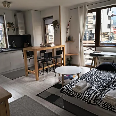 Four Seasons Apartment *